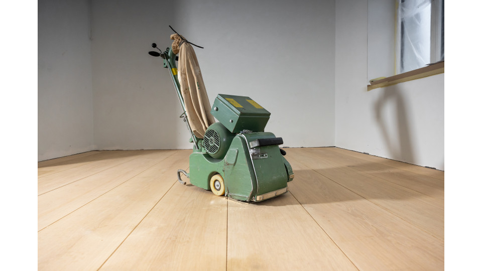 Het schuren van een vloer die al in de olie heeft gezeten