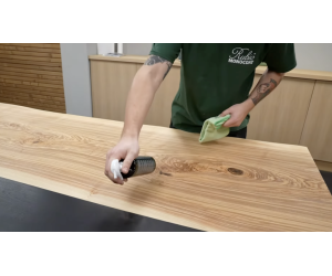 Een houten tafel tegen vlekken beschermen