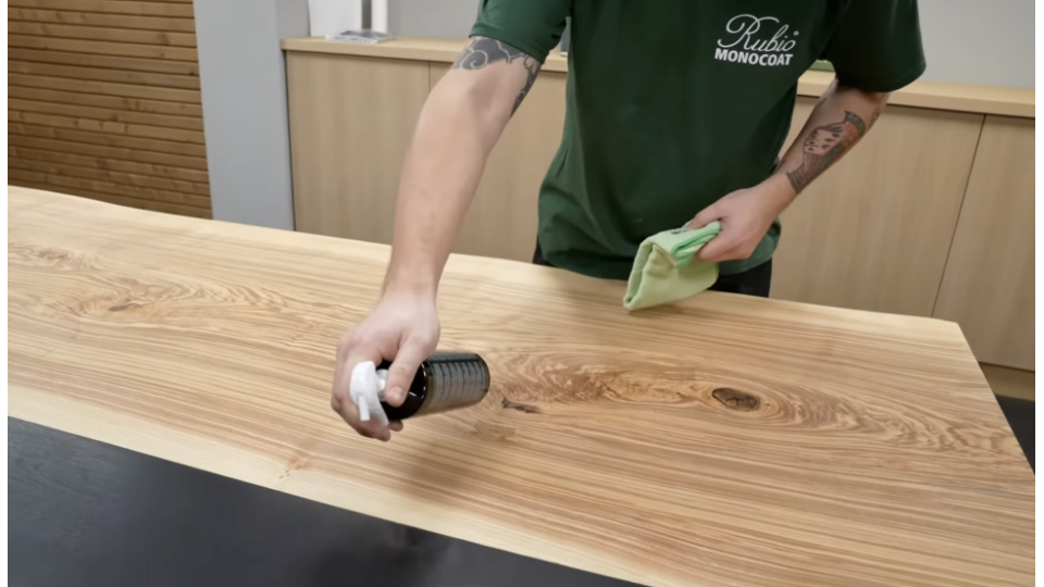 Een houten tafel tegen vlekken beschermen